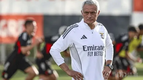 王刚澄清亿元古董砸案：所砸为赝品，鉴定师诉讼失利