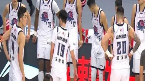 东契奇赛场外热情为客场粉丝签名，彰显球星风范